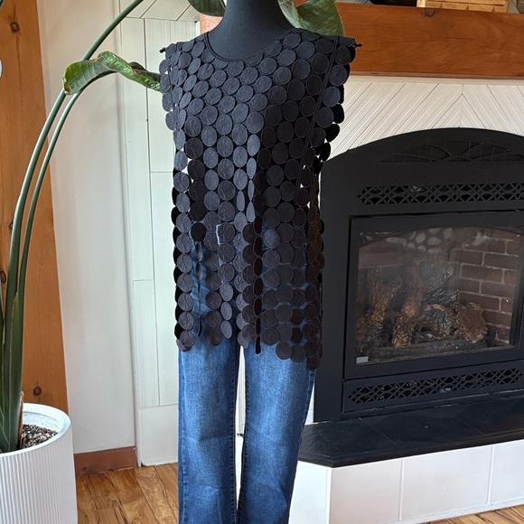 Black Circular Pattern Top - Picture 9 of 9